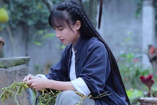李子柒谈原生家庭的影响,忍不住掉眼泪,她到底经历了什么?