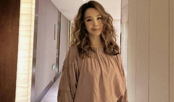 57岁辛晓琪感情一波三折,被小15岁男友劈腿,最后只把粉丝当家人