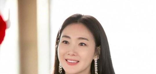44岁崔智友顺利高龄产女,小9岁丈夫全程陪伴,却依旧神隐不露面