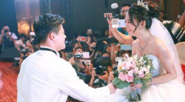 苏炳添和老婆爱情保鲜秘诀!直播间表白老婆,给网友喂狗粮!