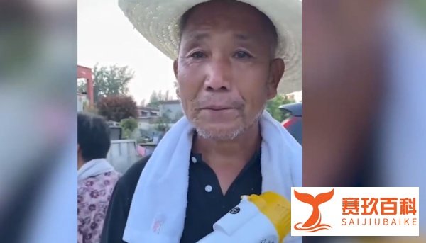 泪目!新乡卫辉一受灾大爷换上新鞋,眼含泪水哽咽道:我们家没了
