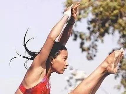 郭晶晶病情终于瞒不住了!看到照片令人心疼,难怪霍启刚这么爱她