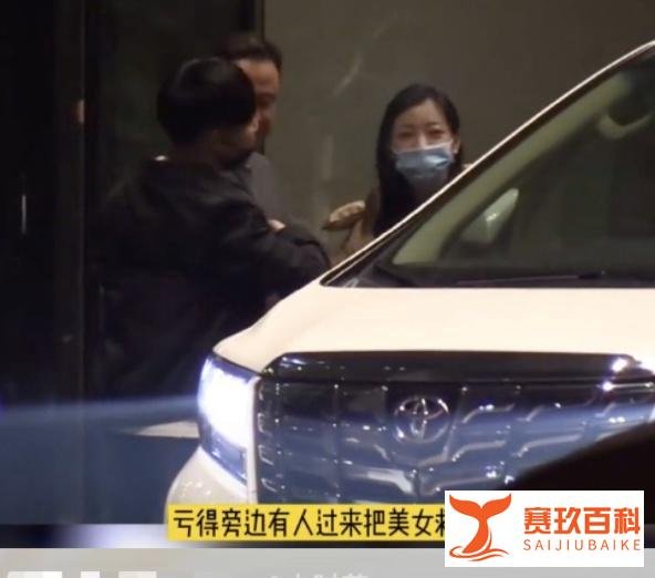 杨坤开豪车深夜聚会，耍酒疯拽着美女不让走，网友：酒后看人品