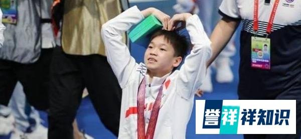 全红婵终于玩上抓娃娃了 这是咋情况？