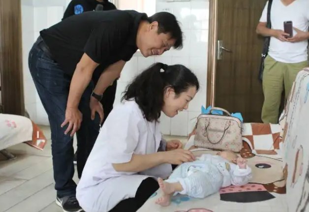男子晨跑发现疑似弃婴,孩子的父母为何能忍心将其抛弃?