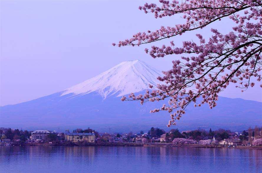 竜が我が敌を喰らう。这句日语怎么读啊