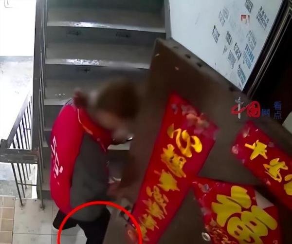 江苏：业主碰到上门推销，拒绝后被业务员连踹门，公司回应来了
