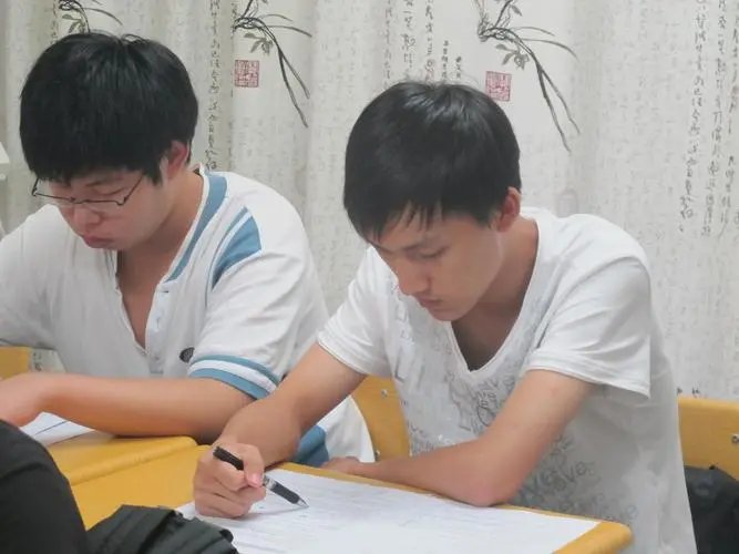 出其不意的惊喜，初三生蹭花车被要求做一套试卷，到底咋回事？