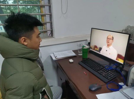 作为新时代教师，要与时俱进。