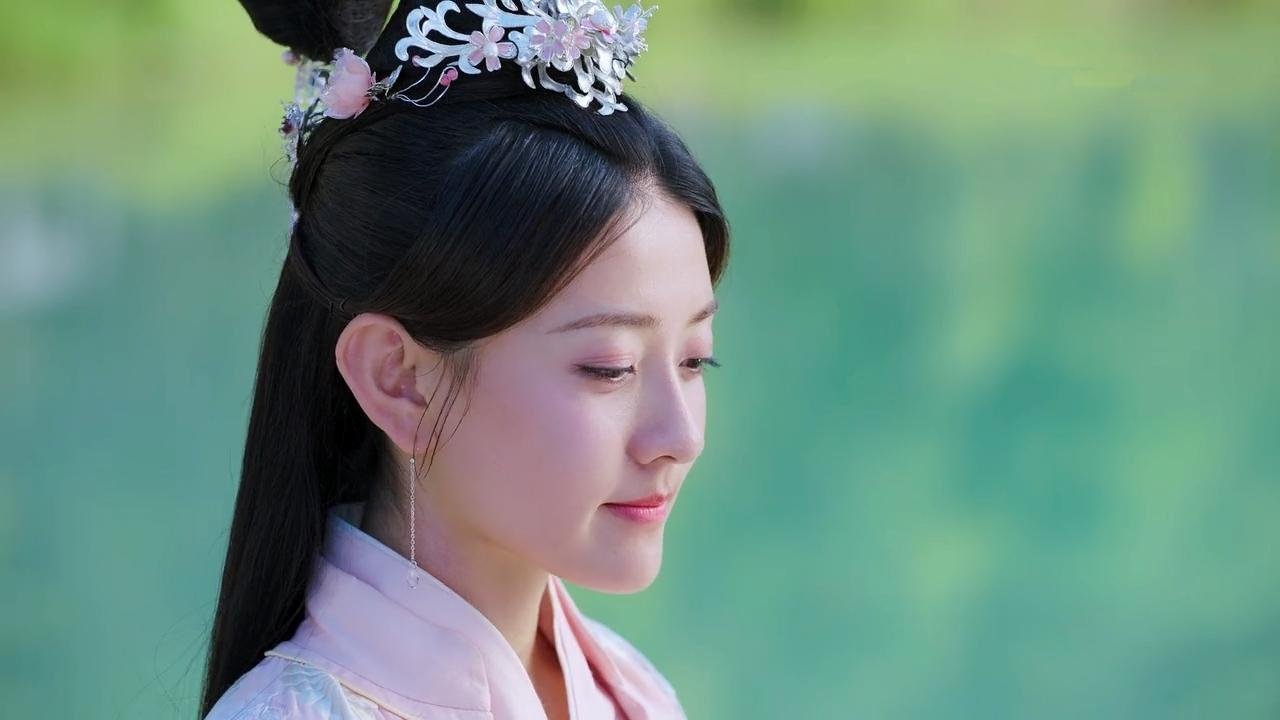 《双世宠妃3》中，梁洁演技活泼一人分饰三角，你觉得梁洁演技如何？
