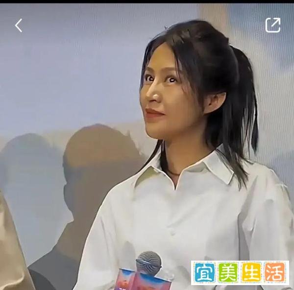 陆毅夫妇亮相路演，47岁鲍蕾面容沧桑，无滤镜截图老太多，发福明显疑飙至150斤！