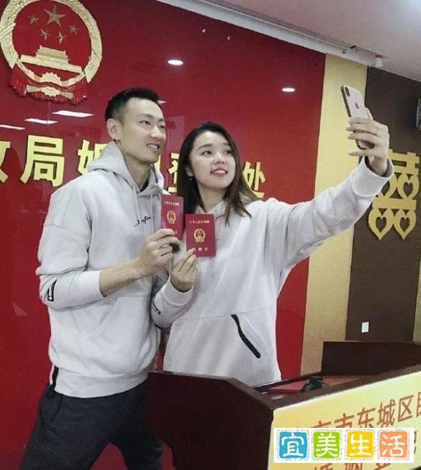 羽毛球奥运冠军宣布婚讯却遭冷遇！妻子是前女友闺蜜，劈腿或实锤