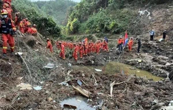 东航空难：飞机残骸深度从地表向下延伸约20米，核心现场10多公里外发现残骸