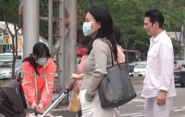 向华强与儿媳郭碧婷公园遛娃,一改硬汉形象,抱着孙女的向华强有多慈祥?