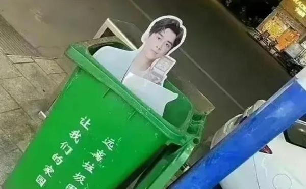 高铁行驶途中李易峰广告被紧急撤换 满满一大袋引热议