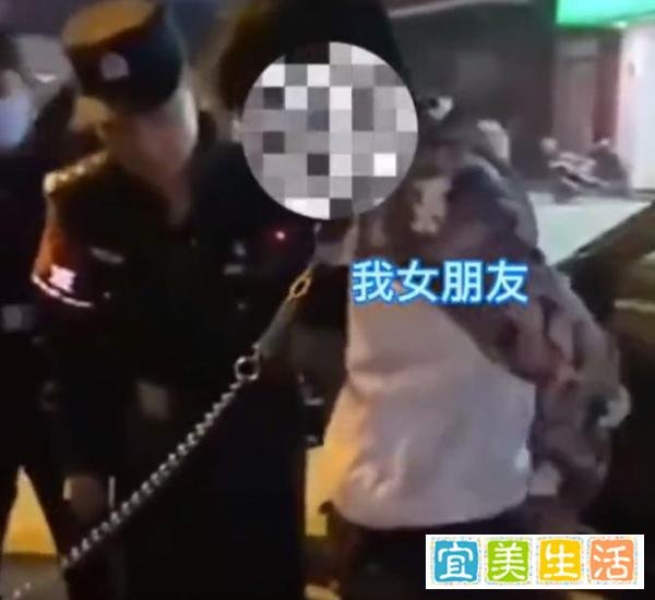 女孩牵着男友上街，男友趴在地上走引起民警注意，女孩：这是家事