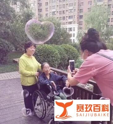 83岁老戏骨张少华近照曝光，身形消瘦轮椅出行，与粉丝合影显慈祥