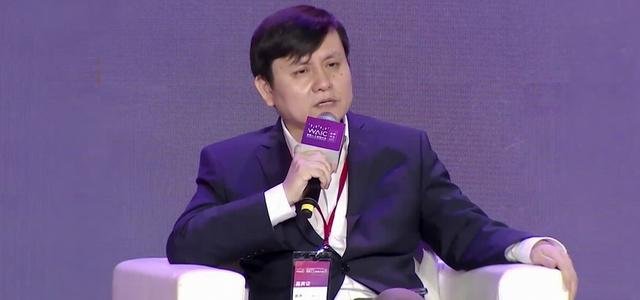 一门两博士!张文宏与哥哥张文宇同台演讲,现场互怼笑翻全场,你怎么看?