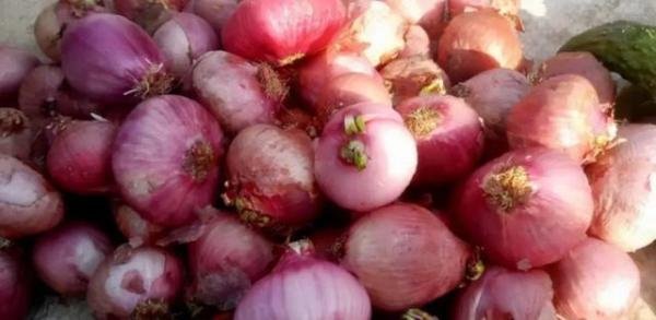 大妈超市买洋葱挨个剥皮减重 这是咋情况？