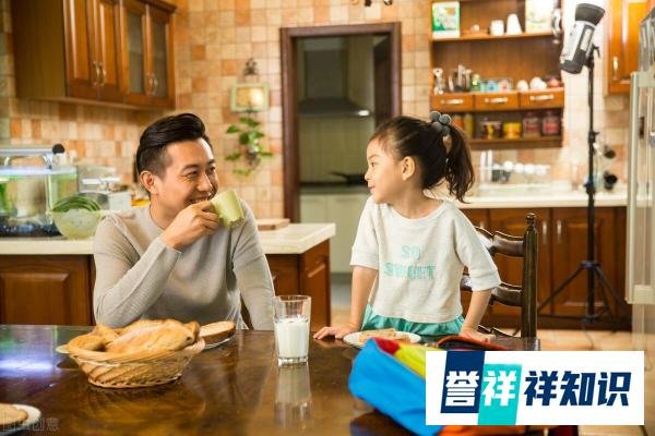 4岁女儿晚上睡觉偷偷摸爸爸的生殖器，怎么办？