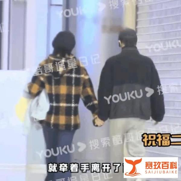 许嵩与女友冯禧高调“撒糖”，二人一起十指紧扣牵手逛街！