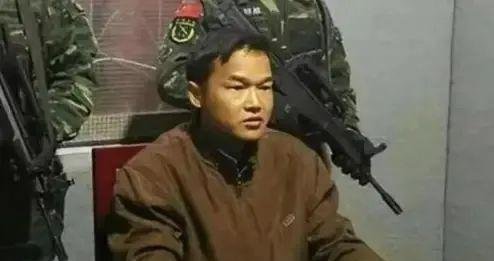 6年前张扣扣为母报仇，被判死刑，父亲无人照顾，他的老班长多年照看，毫无怨言