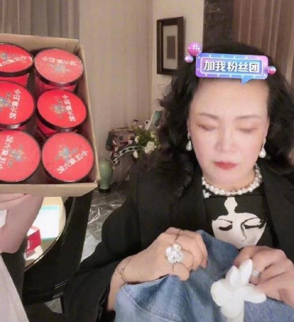 曝汪小菲半夜直播翻车，床上出镜疑似醉酒，有女人声音传出后下播
