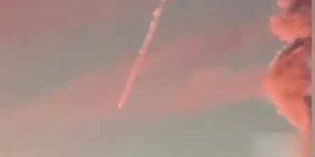 上海天空出现不明物快速移动，如粉色长蛇直冲而下：到底是什么？