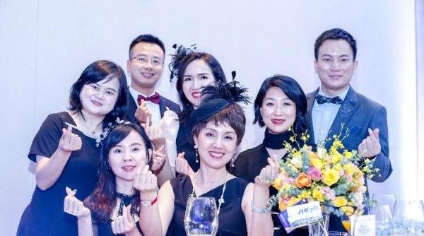 朱美音与弘龙18部业务主任合影