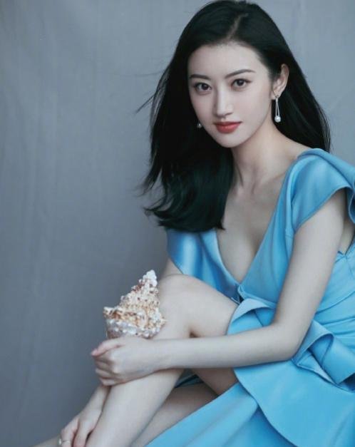 景甜的“奶肌”很晃眼, “萝莉坐”也是难倒一大批网红, 没谁了