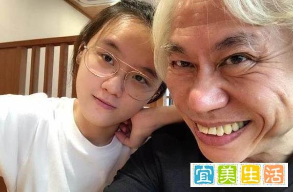 64岁李坤城发声，称与小40岁女友林靖恩同居多年，暂缓结婚生娃