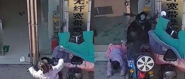 家长电动车忘记锁，2岁娃拧油门撞向玻璃