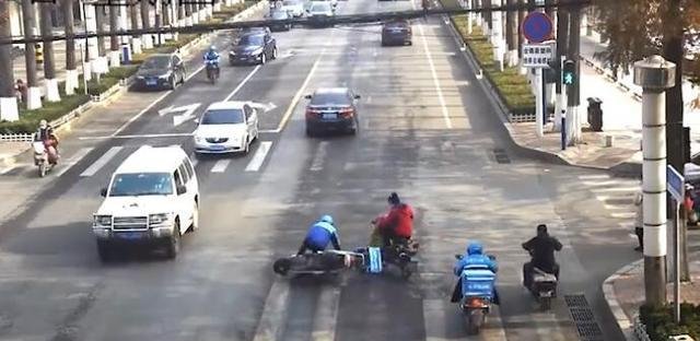 郑州公交撞翻外卖员逃逸,司机已停职,公交司机是否已经违法了?