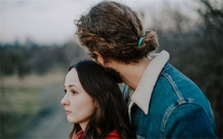 为什么男生喜欢趴女朋友的身上？
