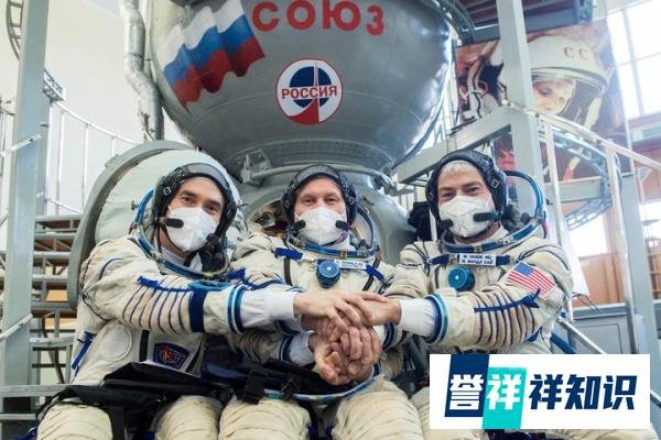 神16出舱,舱外服签名成限量版,3000万一件明年就扔,不带回地球