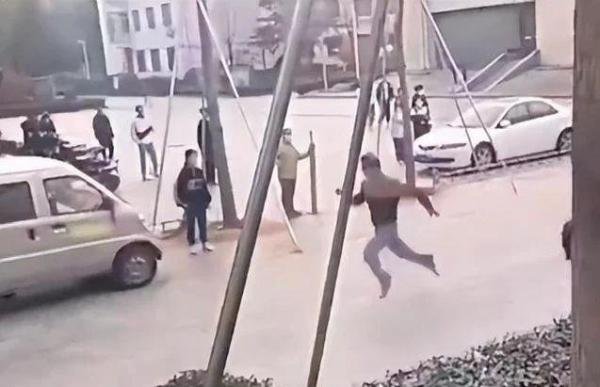 男子为爱翻墙被保安狂追, 学校回应: 骑车三天三夜是假消息, 他现在在派出所