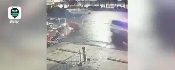 广西一醉酒男子盗警车后撞三轮车 这是咋情况？