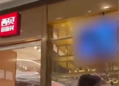 上海一知名连锁餐厅屏幕播不雅视频,餐厅:已报警,还在调查