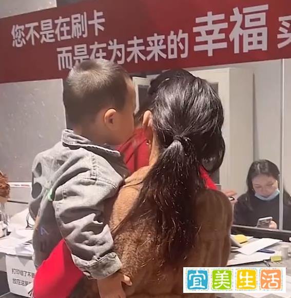 安徽一女攒30万买房，被父母无情阻挠，95%网友怒斥：人身自由呢