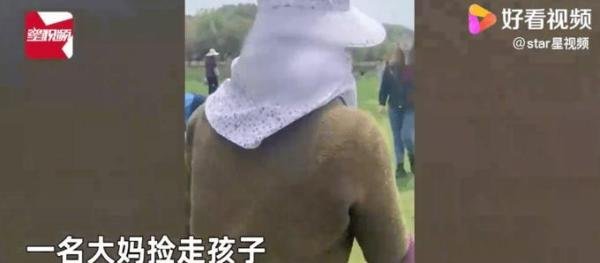 大妈以收垃圾为由拿走孩子零食 这是咋情况?