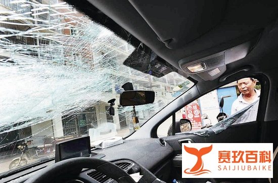 女子狂砸9辆车:让我男朋友赔钱,男友:我们只是“普通朋友”!
