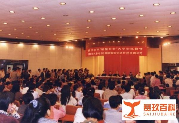 5个荣誉博士、3个特殊教授，张艺谋受聘北影、北舞，传授光影艺术