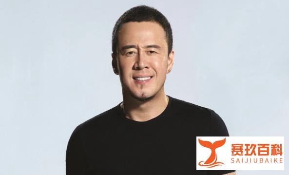 杨坤开豪车深夜聚会，耍酒疯拽着美女不让走，网友：酒后看人品