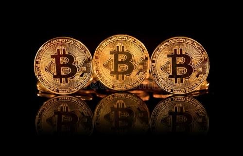 出狱后自称手握万枚比特币的男子，他是不是在吹牛？