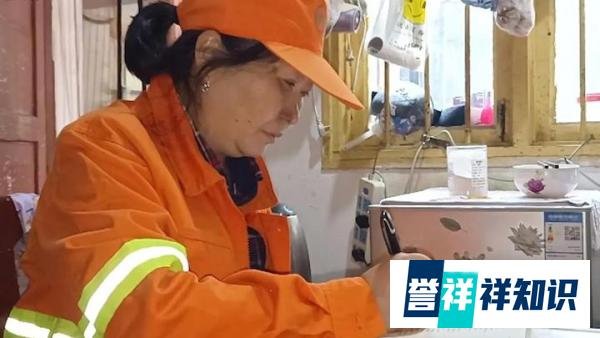 励志!52岁环卫大姐自考大学3年已过6门,同事送“柿子”表祝福!