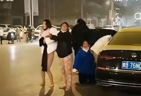 叶婷，用赤裸的下半身为父“伸冤”