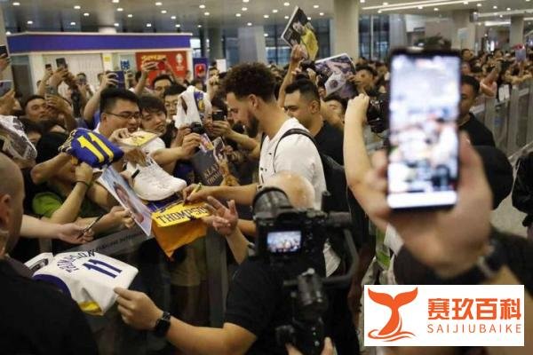 中国汤来了！克莱飞抵上海，手握派大星娃娃，相当接地气