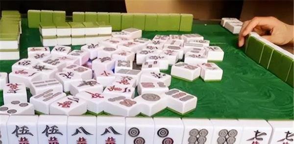 纪实：“最豪局长”龙德留：“打麻将”上位，与18岁洗脚妹生娃