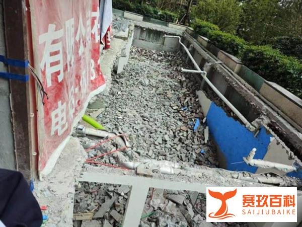 吓坏整栋楼!一楼业主花10万私自挖了个60平地下室!