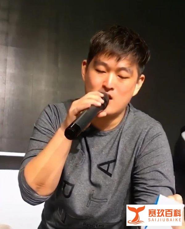 赵本山儿子吃盒饭抽10元烟 兄妹两种作风引网友热议